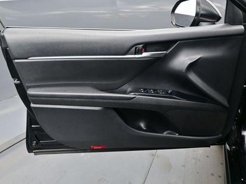 Used 2020 Toyota Camry SE image 9