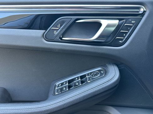 Certified 2025 Porsche Macan AWD/4WD image 12
