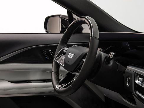 Used 2025 Cadillac Lyriq Luxury image 13