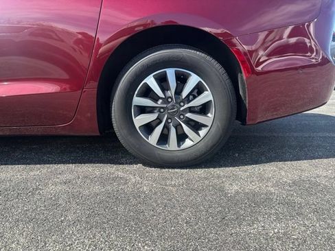 Used 2023 Chrysler Pacifica Touring-L FWD image 5