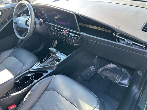 Used 2024 Kia Niro EX Touring image 12