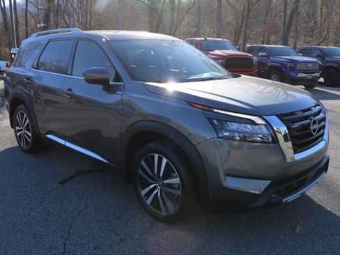 Used 2025 Nissan Pathfinder Platinum w/ Cargo Package image 10