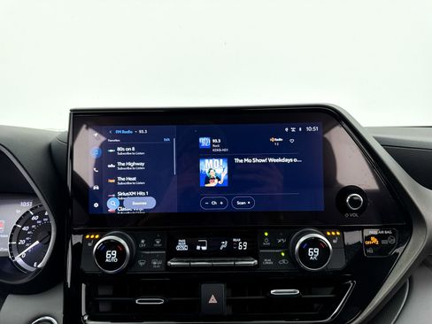 Used 2023 Toyota Highlander XLE image 5