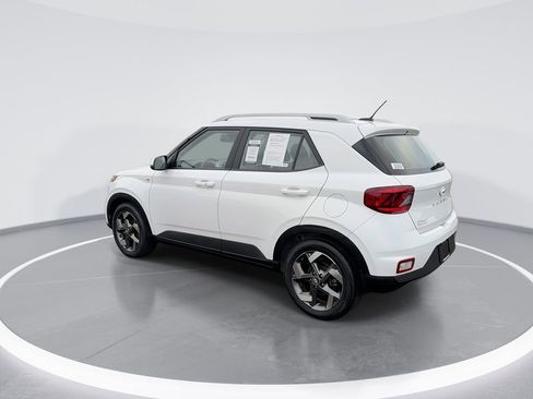 Used 2024 Hyundai Venue SEL FWD image 6