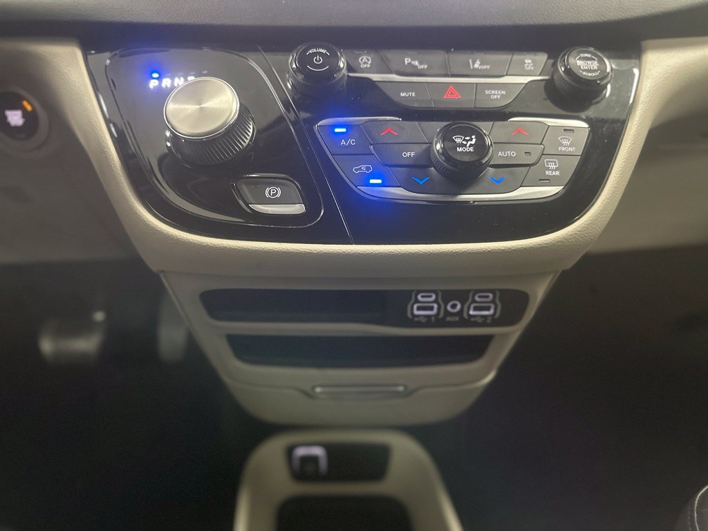 Used 2024 Chrysler Pacifica Touring-L FWD image 20