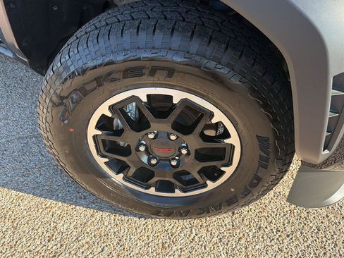 Certified 2025 Toyota Tacoma TRD Off-Road AWD/4WD image 9