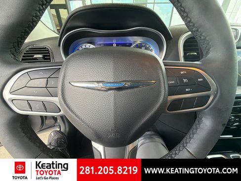 Used 2023 Chrysler 300 Touring L RWD image 11