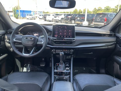 Used 2025 Jeep Compass Trailhawk AWD/4WD image 32