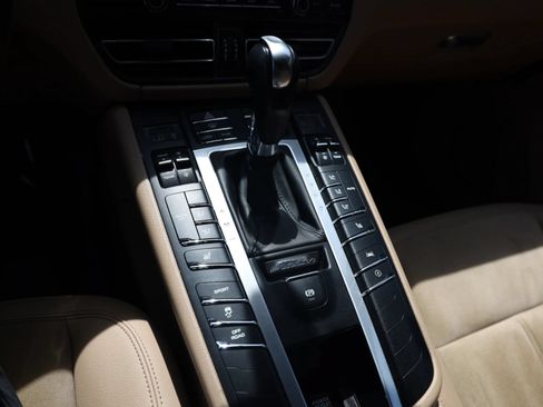 Used 2020 Porsche Macan AWD/4WD image 32