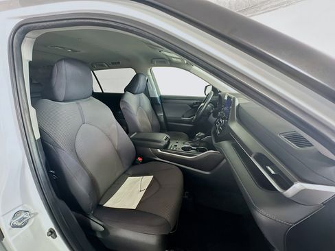 Used 2024 Toyota Highlander LE image 28