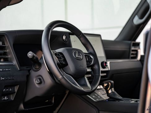 Used 2025 Lexus GX 550 w/ Accessory Package (Z1) image 39