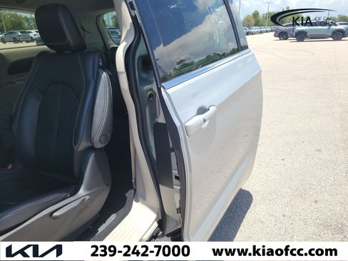 Used 2023 Chrysler Pacifica Touring-L FWD image 14