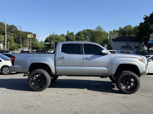 Used 2018 Toyota Tacoma SR w/ SR Convenience Package AWD/4WD image 4