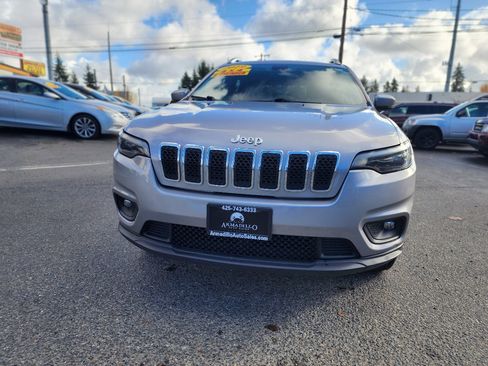 Used 2019 Jeep Cherokee Latitude Plus w/ Cold Weather Group image 2
