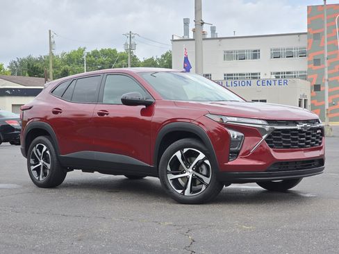 Used 2024 Chevrolet Trax RS FWD image 2