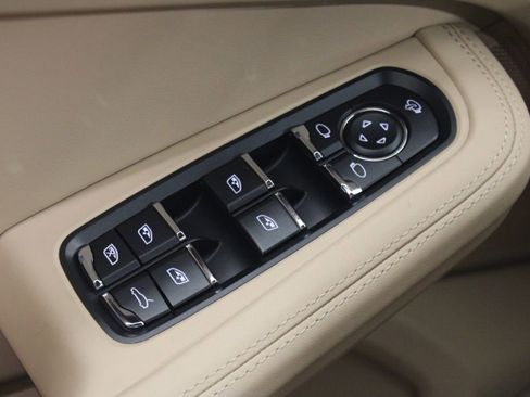 Certified 2022 Porsche Macan AWD/4WD image 20