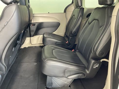Used 2023 Chrysler Pacifica Touring-L FWD image 18