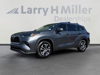 Used 2021 Toyota Highlander XLE AWD/4WD video 1