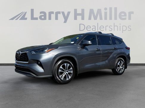 Used 2021 Toyota Highlander XLE AWD/4WD image 1