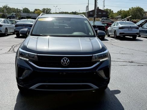 Used 2022 Volkswagen Taos SE image 2