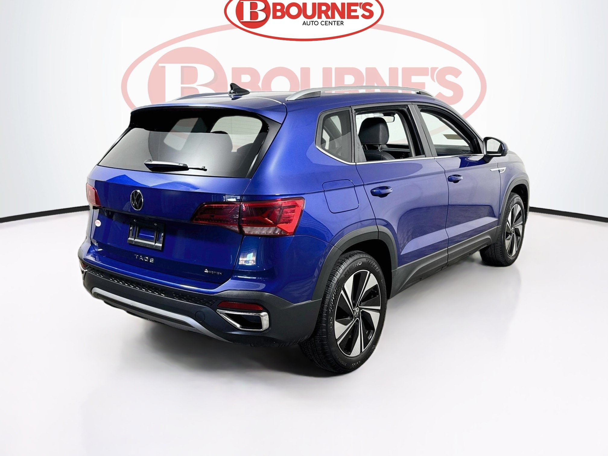 Used 2024 Volkswagen Taos SE w/ Panoramic Sunroof Package AWD/4WD image 11