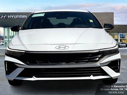 New 2025 Hyundai Elantra SEL image 3