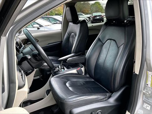 Used 2017 Chrysler Pacifica Touring-L image 7