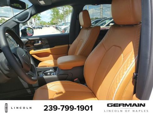 Used 2023 Chrysler Pacifica Pinnacle FWD image 19