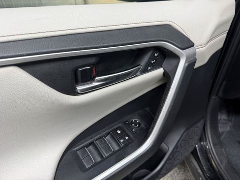 Used 2019 Toyota RAV4 Limited w/ Advanced Technology Package FWD image 22