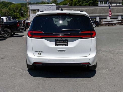New 2027 Chrysler Pacifica Select FWD image 5