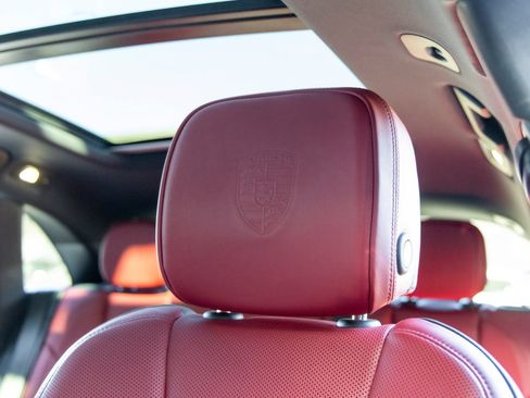 Certified 2025 Porsche Macan AWD/4WD image 33