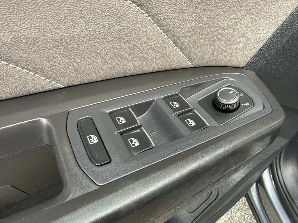 Used 2022 Volkswagen Atlas Cross Sport SE FWD image 22
