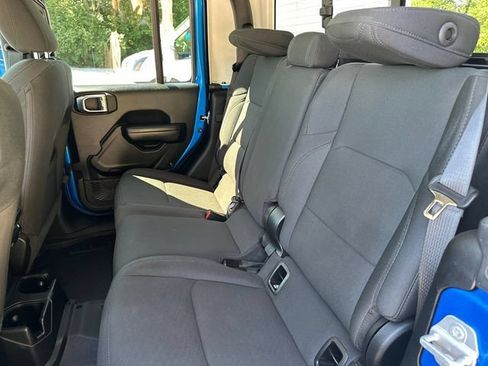 Used 2021 Jeep Gladiator Overland AWD/4WD image 17