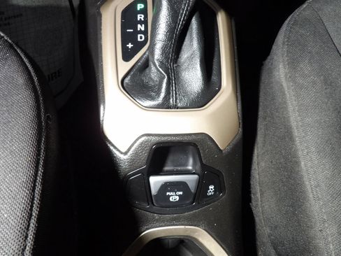 Used 2017 Jeep Renegade Sport w/ Power & Air Group FWD image 12