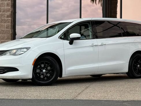 Used 2017 Chrysler Pacifica Touring FWD image 3