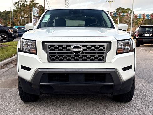 Used 2022 Nissan Frontier SV image 2