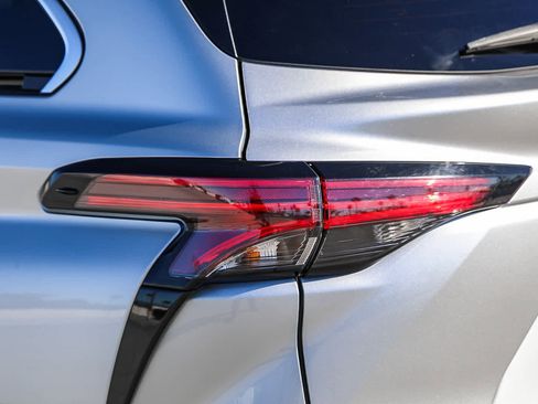 Certified 2023 Toyota Sienna Platinum image 10