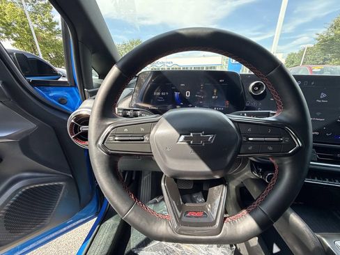 Used 2025 Chevrolet Equinox EV RS w/ LPO, All-Weather Mat Package FWD image 11