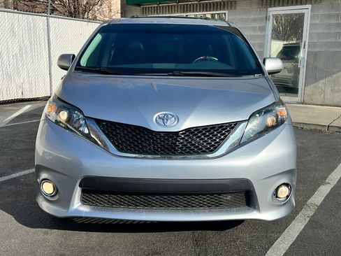 Used 2013 Toyota Sienna SE w/ Premium Pkg w/Entune image 2