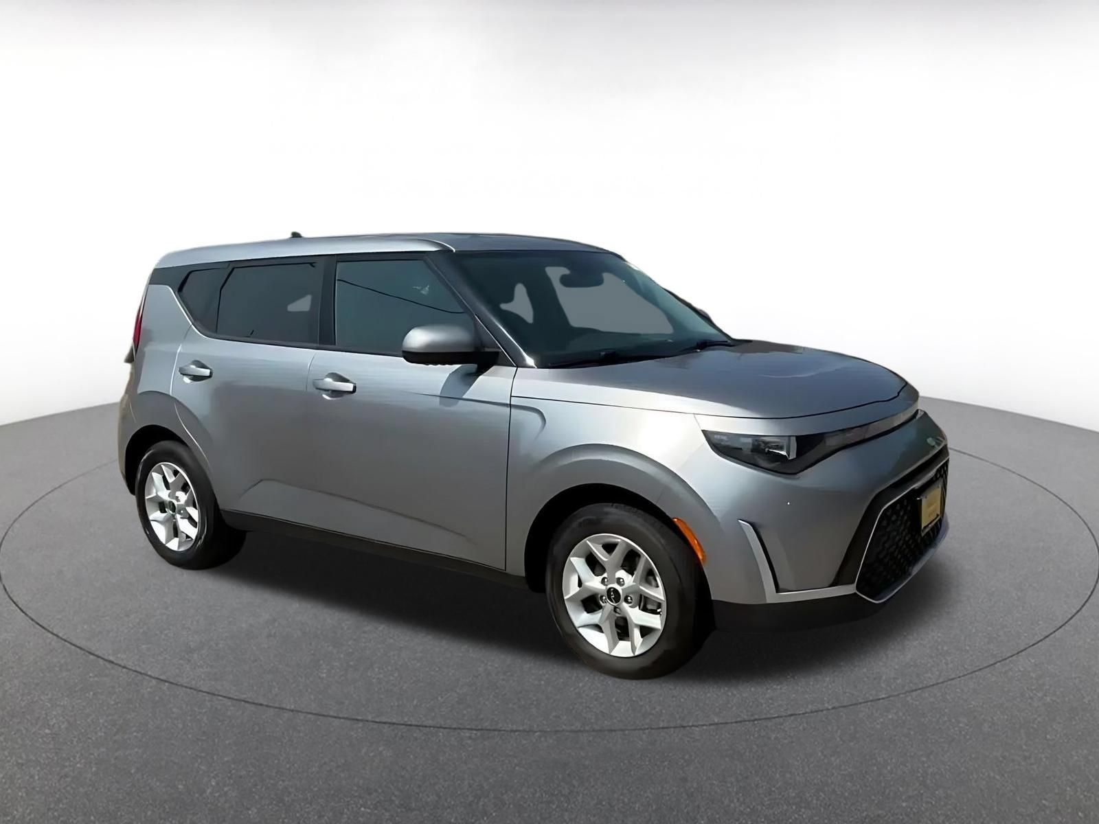 Used 2025 Kia Soul LX w/ LX Technology Package FWD image 2
