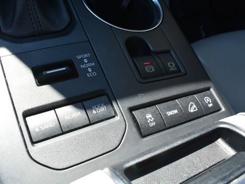 Used 2022 Toyota Highlander XLE AWD/4WD image 20