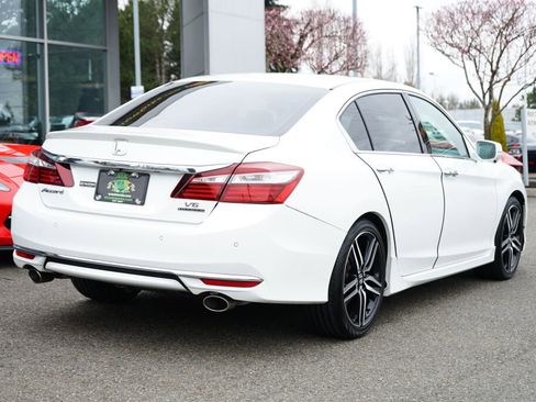 Used 2017 Honda Accord Touring image 5
