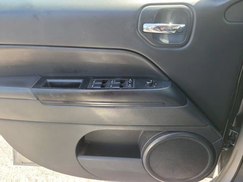 Used 2017 Jeep Patriot Latitude FWD image 13