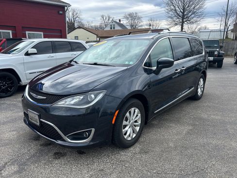 Used 2019 Chrysler Pacifica Touring-L image 1