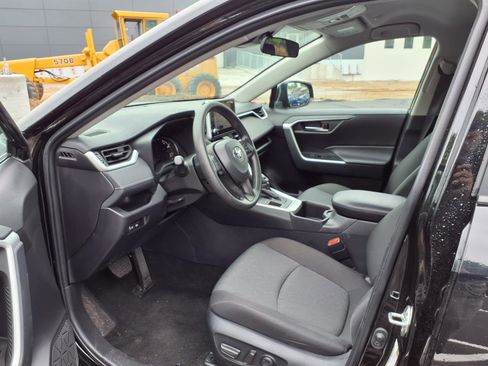 Used 2025 Toyota RAV4 XLE AWD/4WD image 20