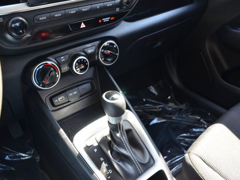 Used 2022 Hyundai Venue SE image 12