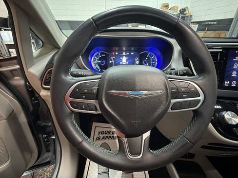 Used 2018 Chrysler Pacifica Touring-L image 14