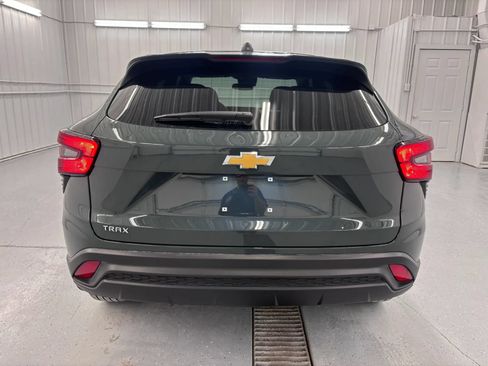 Used 2025 Chevrolet Trax LS w/ LS Convenience Package FWD image 5