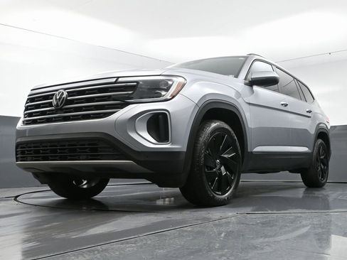 Used 2024 Volkswagen Atlas SE w/ Black Wheel Package image 49