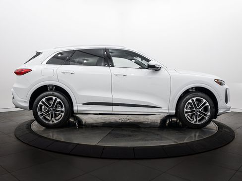 Used 2025 Audi Q5 Premium w/ Convenience Package AWD/4WD image 3